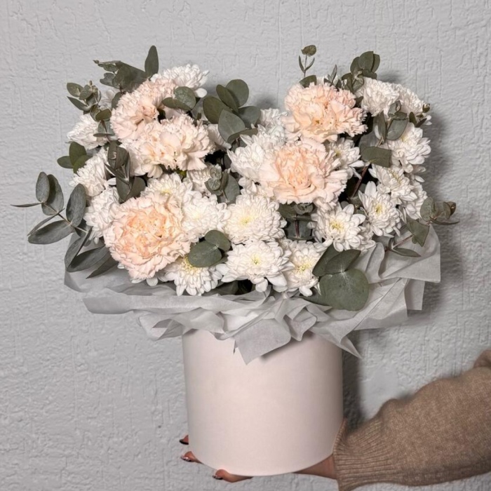Коробка из кустовых хризантем и диантуса, фото 3